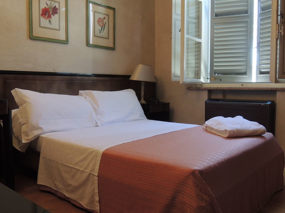 Hotel Verdi Boutique Hotel Parma Bagian luar foto